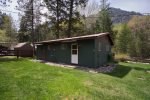 Great duplex cabin that is right on the river and has views of the mountains.